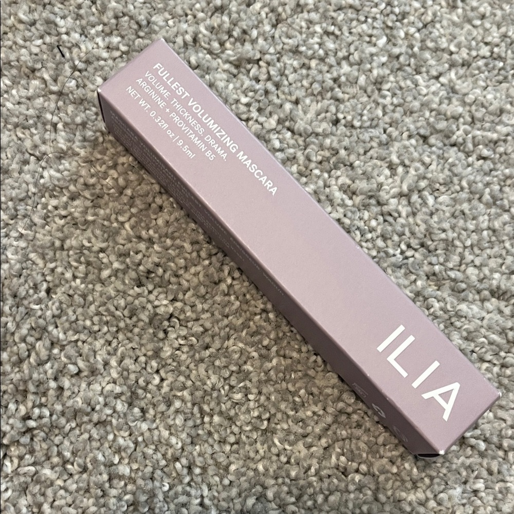 ILIA Fullest Volumizing Mascara - classic black full size